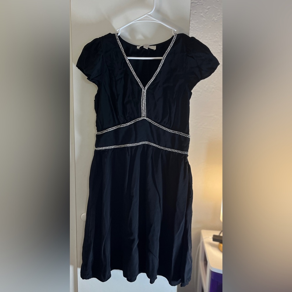 LOFT Women’s black stitched trim flutter v-neck dress, size 4